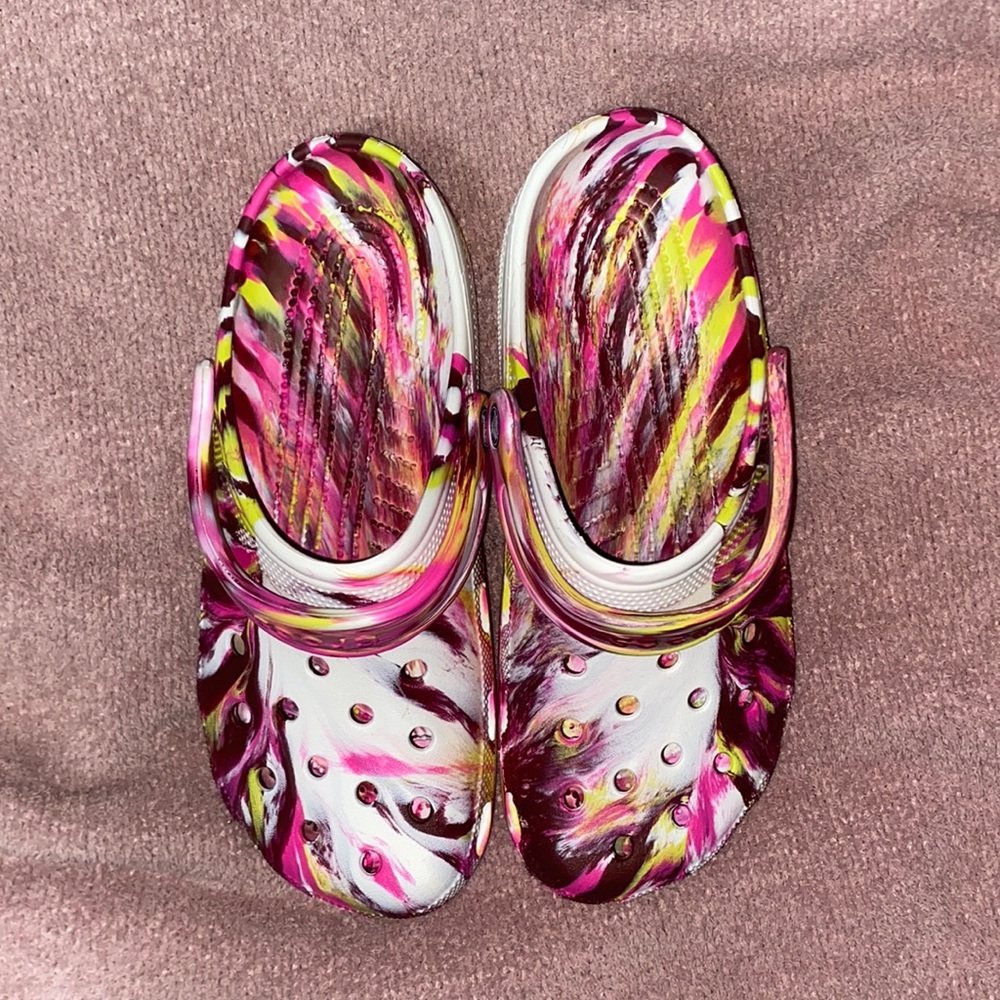 Women’s Marble Crocs 🩷🤍